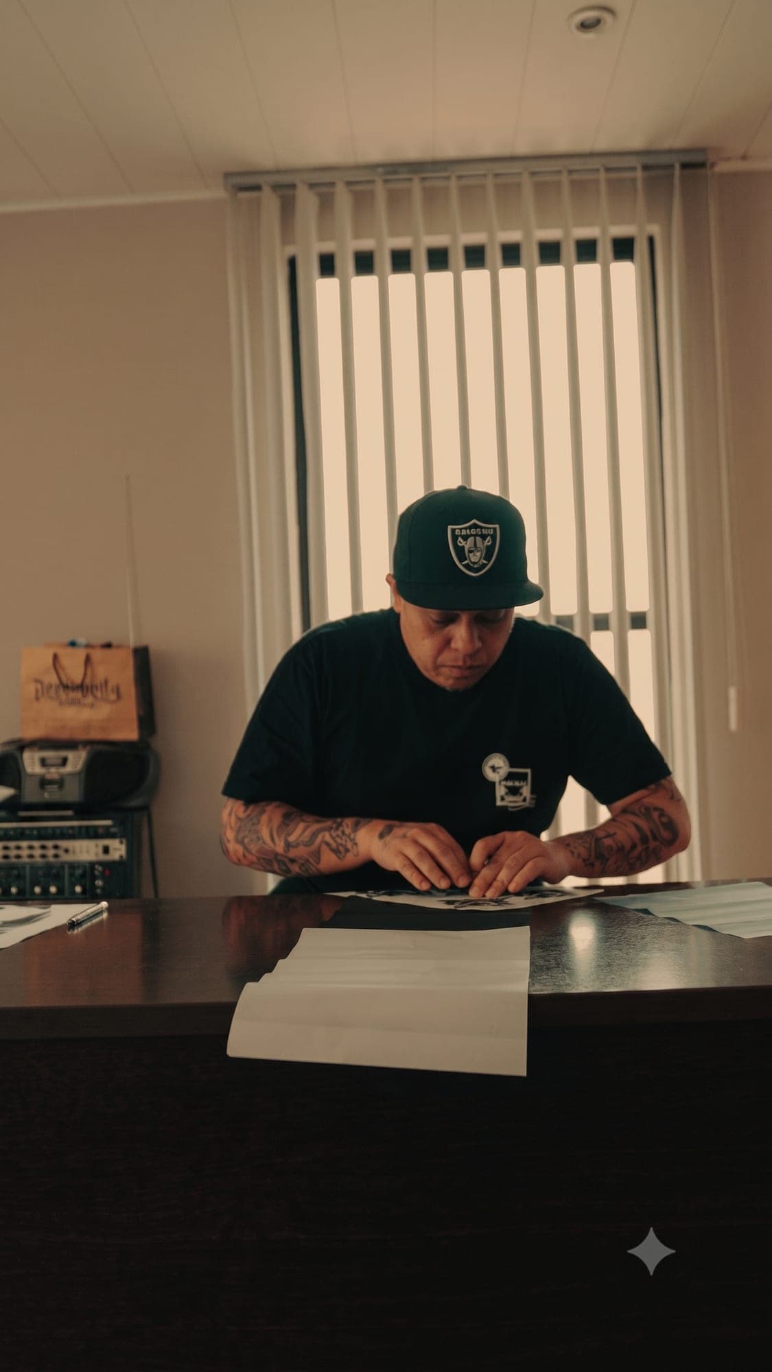 François Mathieu Ramalho analisando um projeto autoral na mesa