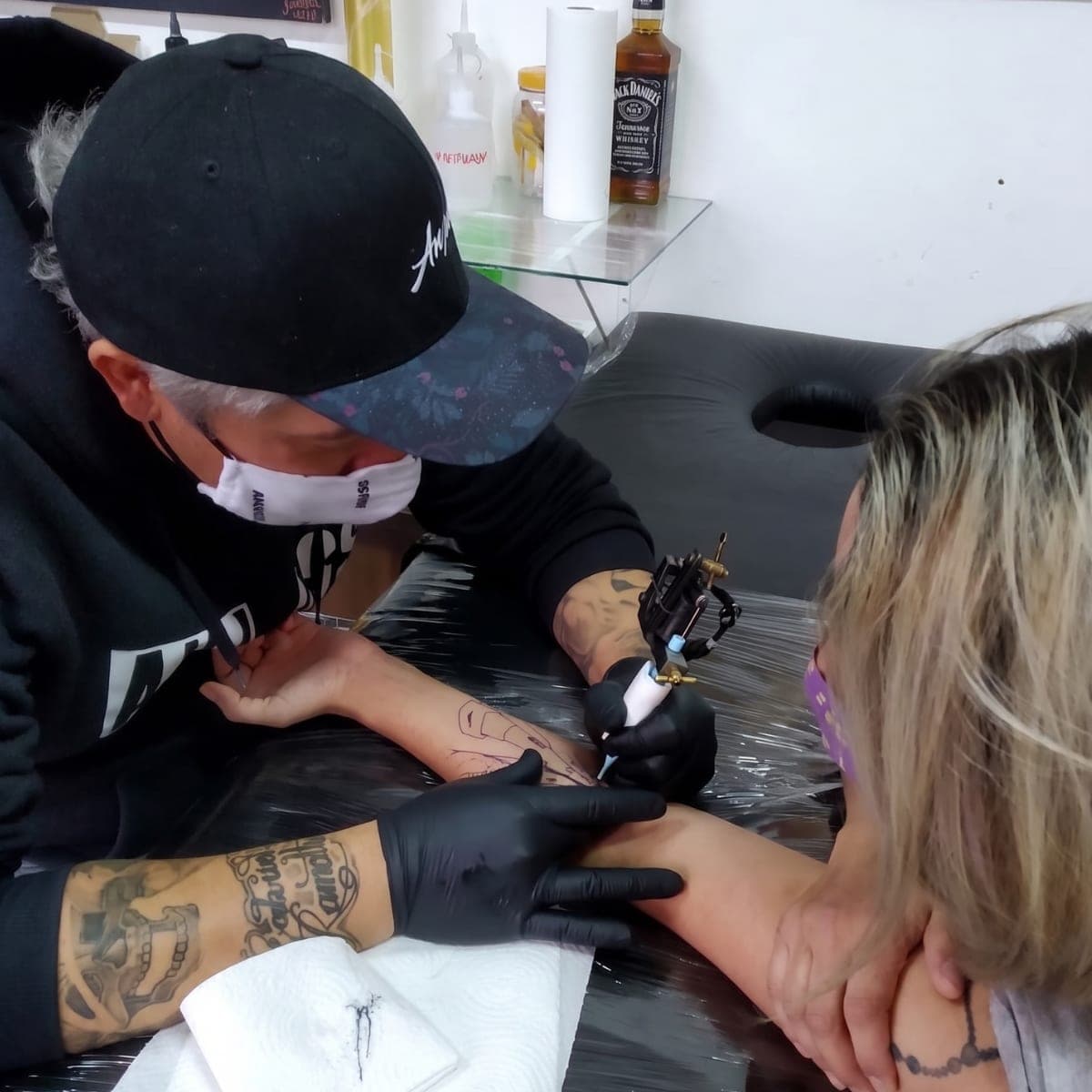 Sessão de tatuagem em andamento