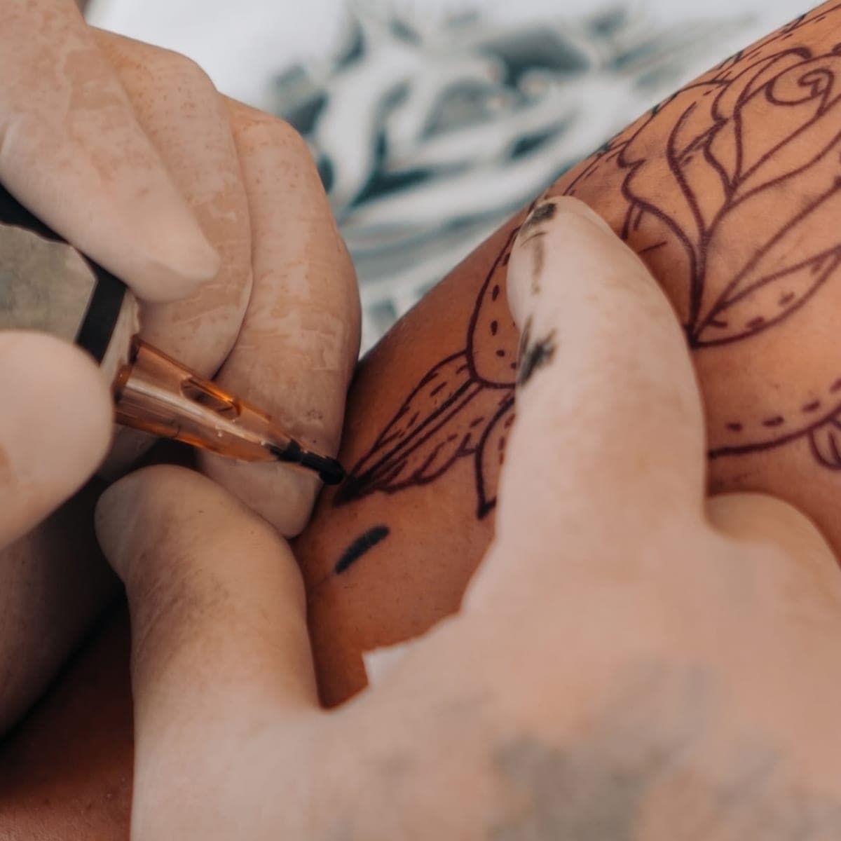 Detalhe da mão do François tatuando